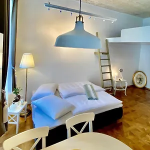 Ars Longa Apartment